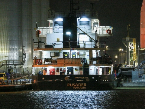 Hulpdiensten monitoren broei op schip in haven Vlaardingen