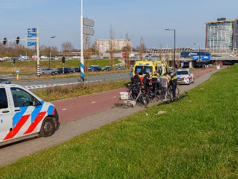 Man gewond naar ziekenhuis na val met fiets