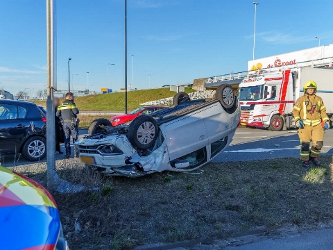 Auto belandt op dak bij Vijfsluizen