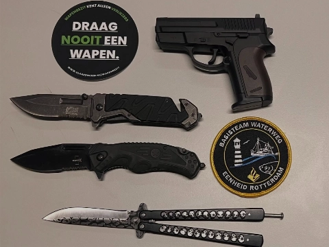 Messen en geladen vuurwapen gevonden tijdens fouilleeractie in Vlaardingen
