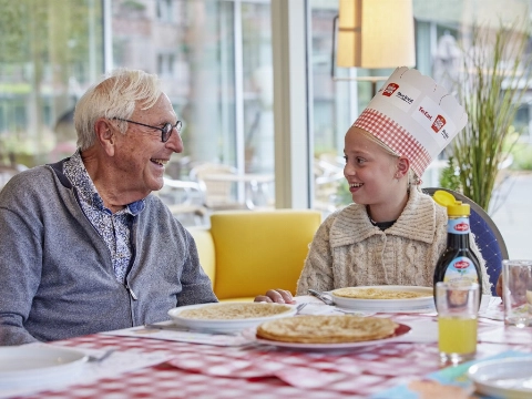 Vier basisscholen bakken pannenkoeken voor ouderen