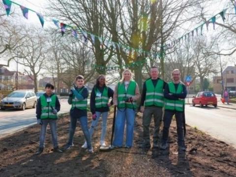 Vaste grond onder de voeten voor bomen pop-up bos