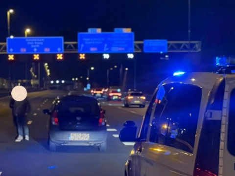Auto valt midden in de nacht stil op de A4
