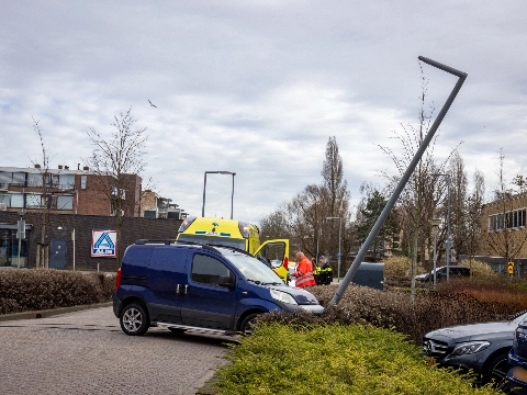 Dronken automobilist rijdt lantaarnpaal omver in Vlaardingen