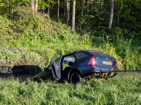 Auto van de Maassluissedijk gereden