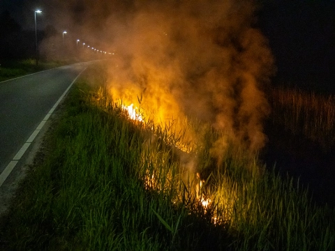 Bermbrand Cricketweg zorgt voor forse rookontwikkeling