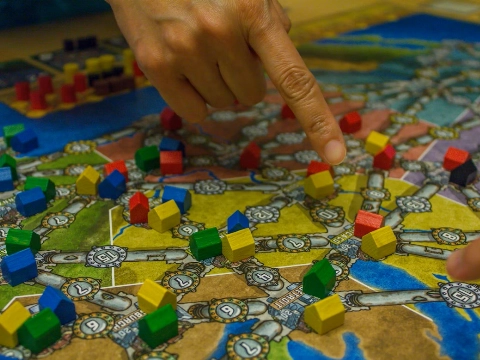 Waarom tafelspellen perfect zijn voor regenachtige avonden in Nederland