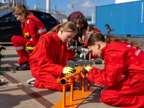 Shell Pernis verwelkomt 50 meiden tijdens Girls’ Day 2026