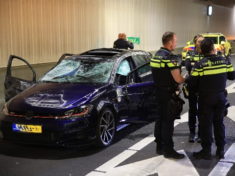 Meerdere gewonden en auto over de kop bij ongeval Ketheltunnel