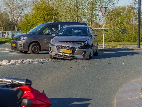 Motorrijder onderuit bij aanrijding met auto op rotonde