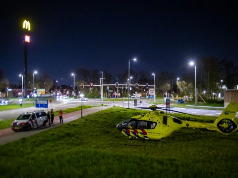 Traumahelikopter landt naast snelweg