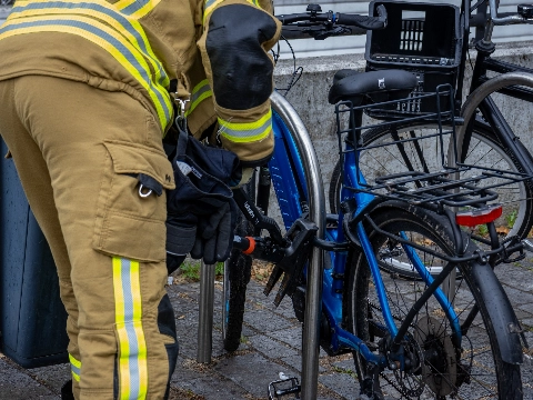 Man vindt gestolen fiets terug, brandweer steekt handje toe