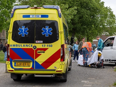 Vrouw overreden door achteruit rollende auto