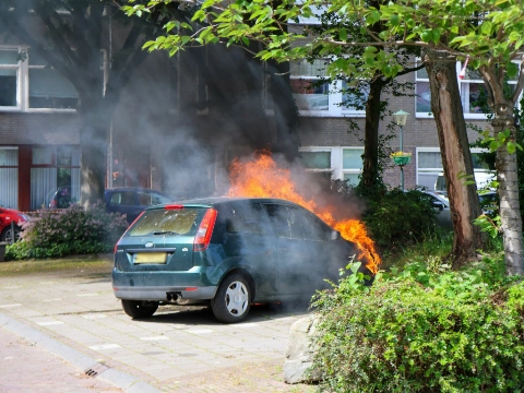 Auto in brand in Vlaardingen