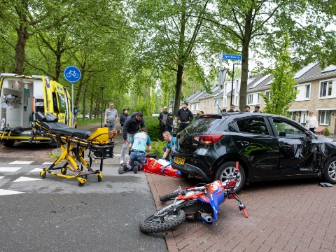 Bestuurder van brommer gewond na aanrijding met auto