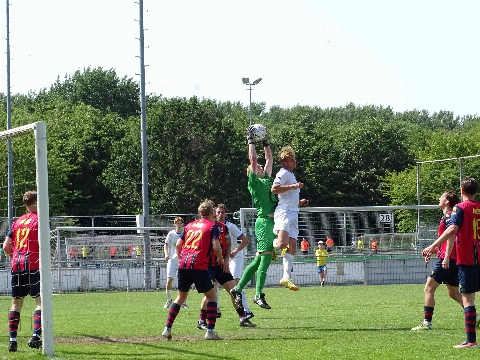 Victoria '04 wint duel zonder druk, maar met spektakel