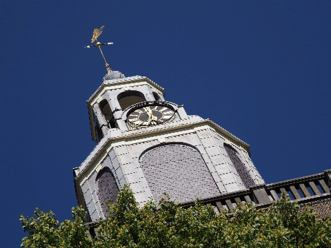 Klok Grote kerk even van slag