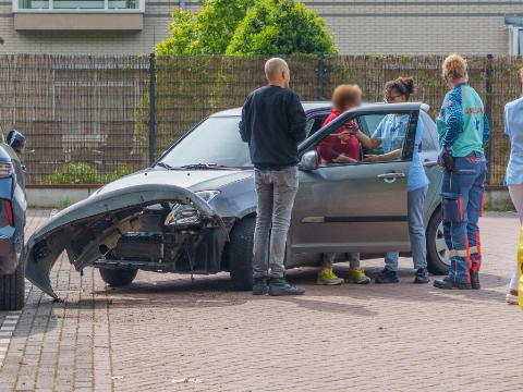 Vrouw sloopt auto tijdens uitparkeren