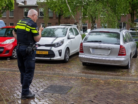 Alle banden lek: auto zwaar toegetakeld op Van Schravendijkplein