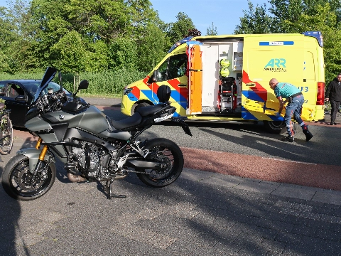 Fietsster aangereden door motor