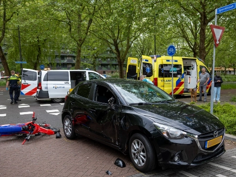 Bestuurder van motor gewond na aanrijding met auto