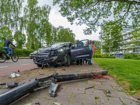 Taxichauffeur rijdt lantaarnpaal uit de grond in Vlaardingen