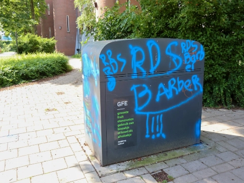 Jongeren laten spoor van graffiti achter op Binnensingel en Schiedamseweg
