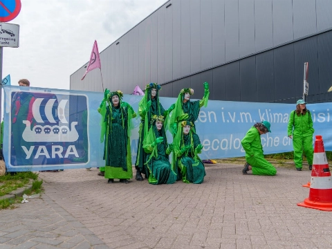 Demonstranten blokkeren ingang Yara in Vlaardingen