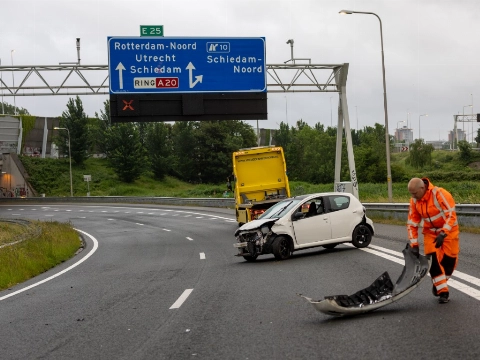 Auto crasht in bocht Kethelplein op A4