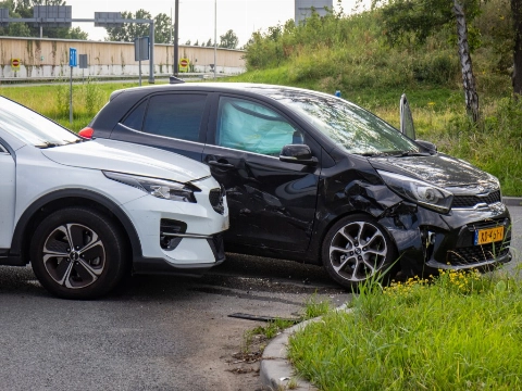 Aanrijding op Marathonweg bij oprit A20