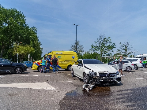 Twee gewonden bij aanrijding op de Marathonweg