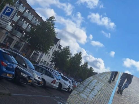 Handhaving schrijft bekeuringen bij blauwe zone Parallelweg