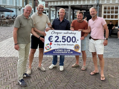 Lions Club overhandigt cheque aan Dag Zonder Drempels