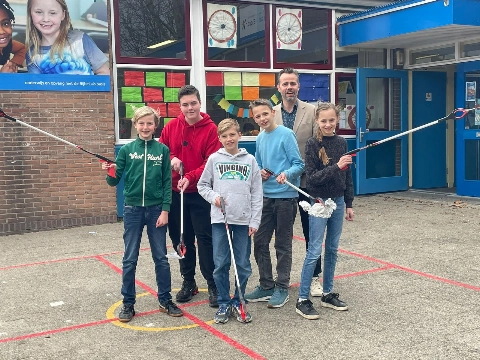 Leerlingen basisschool Het Christal ruimen zwerfvuil op