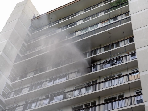 Dikke rookwolken bij brand in flatwoning in Vlaardingen