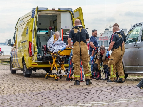 Vrouw valt in het water aan de Maasboulevard, man springt erachteraan
