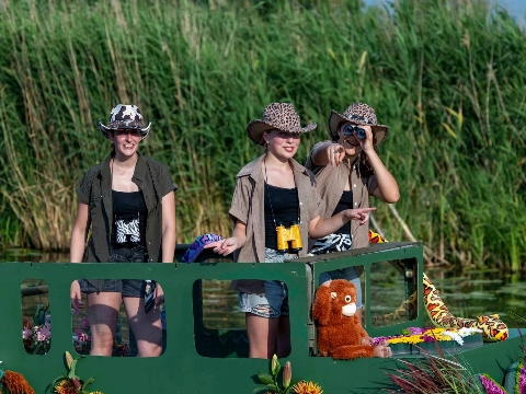 Leerlingen Geuzencollege presenteren safariboot tijdens Varend Corso