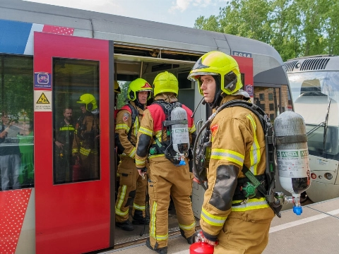 Rook in metro: brandweer rukt massaal uit