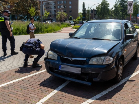 Voetganger ontkomt maar net aan aanrijding op zebrapad