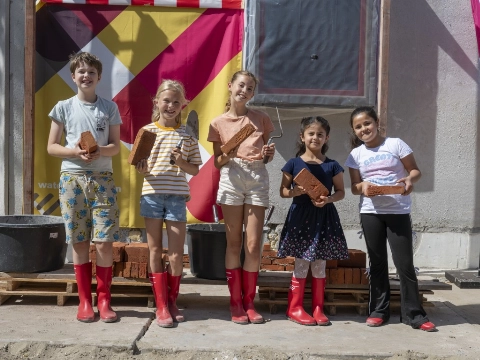Kinderen leggen eerste steen voor nieuwe parktuinwoningen in de Zeevaardersbuurt