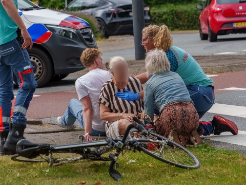 Oudere dame gewond na ongeval op beruchte rotonde