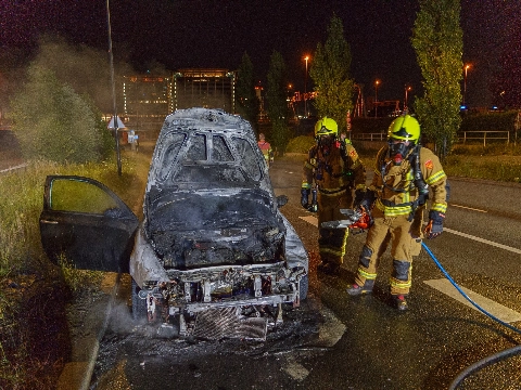 Auto vliegt in brand in Vlaardingen: total loss