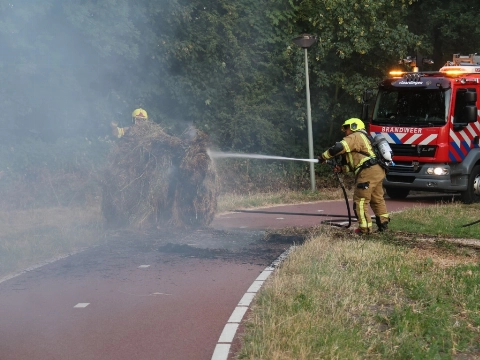 Hooibaal in brand bij Trekkade