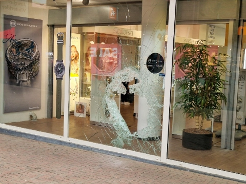 Veel schade bij inbraak juwelier Liesveld