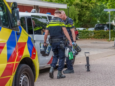 Politie ramt deur in en neemt lachgastanks in  beslag
