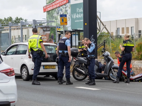 Motorrijder hard onderuit na aanrijding bij Vijfsluizen