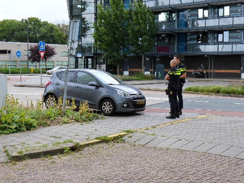 Automobilist rijdt fietser aan op rotonde Zwanensingel