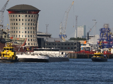 Lekkage van olie verontreinigt Nieuwe Maas bij Vlaardingen