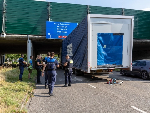 Te hoge vrachtwagen klem bij Holysingel
