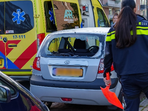 Fietser knalt achterruit van auto eruit op Van Hogendorplaan
